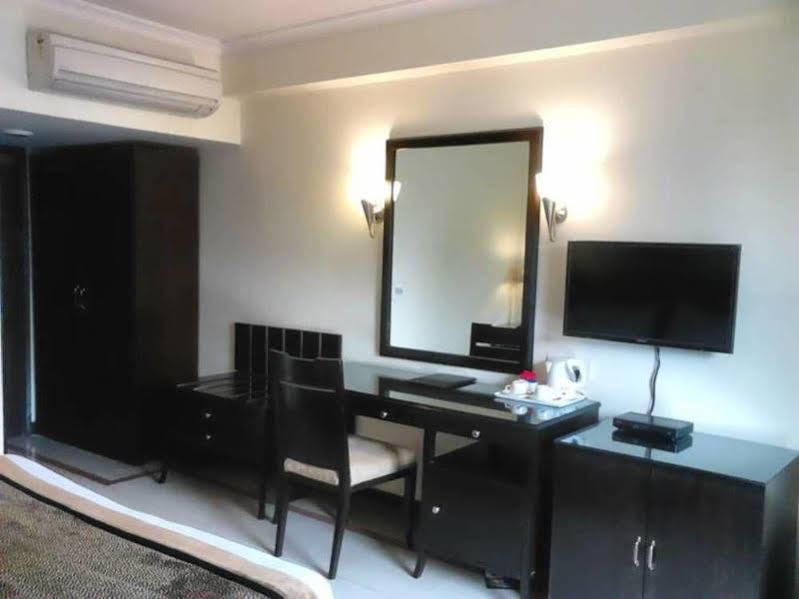 The Bmk Hotel Greater Kailash 델리 외부 사진